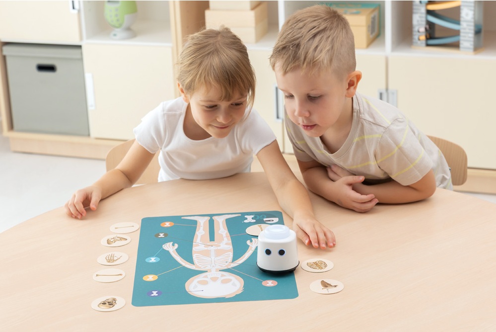 logi mini bot podczas zajęc z przedszkolakami