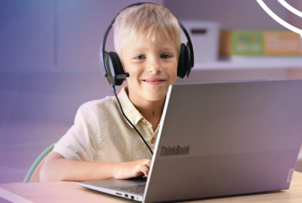 przedszkolak w słuchawkach z laptopem Lenovo ThinkBook